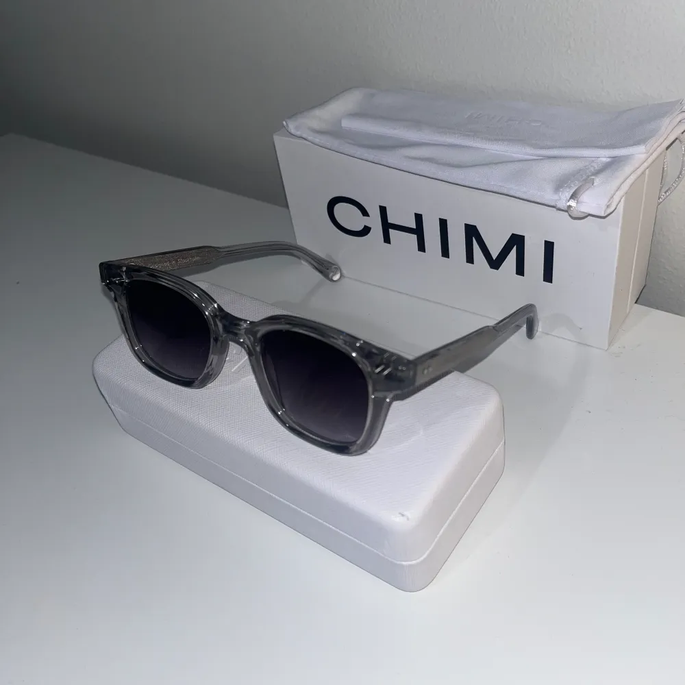 Säljer mina riktigt schysta Chimi’s. Modell 02 färg ”grey”. Nyskick 10/10, inga repor eller skador. Allt original medföljer. Nypris 1250kr . Accessoarer.