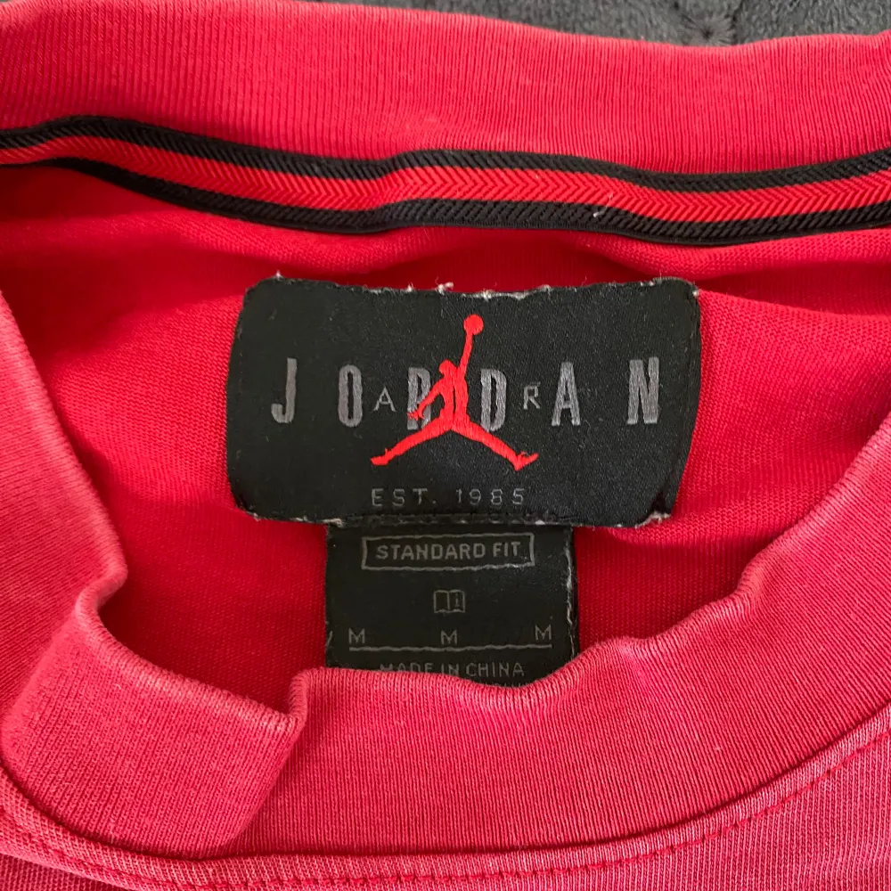 Strlk: S Märke: Air Jordan Färg: Röd. T-shirts.