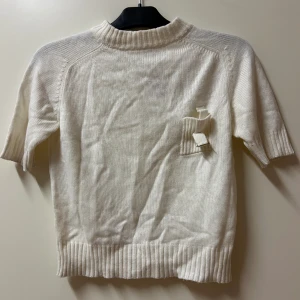 Tröja - Fin lite kortare tröja som blir perfekt att styla till ett par jeans, kostymbyxor eller till en kjol🤍