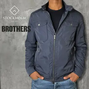 Brothers Jacka  - Märke East West  - Bra Skick - Färg Blå - Modell 180cm  -Pris 499kr, Skriv vid frågor och funderingar!💫  