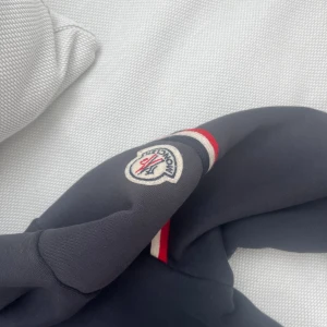 Moncler hoodie  - Tjenare säljer nu en moncler hoodie. Säljer den pågrund av att den helt enkelt inte passar längre. Inga större defekter och den är även såklart äkta. Slå en pling om du har några frågor. 