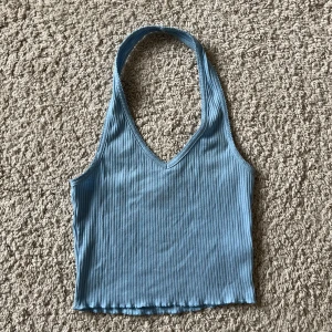 Halterneck topp - Ribbad halterneck topp med så fin färg!🦋