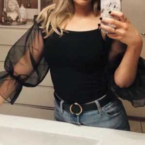 Topp  - Svart festtop från Gina Tricot, väldigt sparsamt använd 🌸🌷 Xs