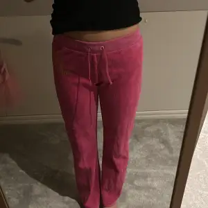 Hej säljer mina Juice Couture byxor i hot pink!💗 Använd några gånger!! Säljer för att dom är försmå💕💕 Storlek XL/12-14 i barn storlek!!💕💗💗😚Säljer för 400kr men kan gå ner till 350kr💗💗💕💕😚😚😋😋