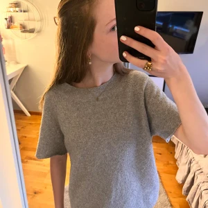 Söt stickad t-shirt - Fin stickad DIY t-shirt. Den är i strl S men skulle säga att den passar xs. Hör av er vid frågor!😘 