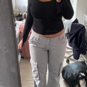 Cargobyxor från Gina  - Gråa cargobyxor från Ginatricot, säker för att dem ej passar mig och kommer därför inte till användning. Aldrig använda och i nyskick🩷