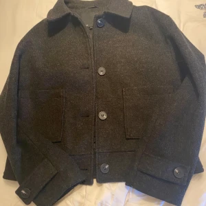 Kappa - Jätte fin kappa från lager 157. Andvänd fåtal gånger och i nyskick. Trendig och fin. Säljer p.g.a den är för kort i armarna och inte kommer till andvändning. Pris kan diskuteras. Hör av er för mer bilder.💗