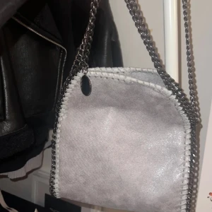 Stella McCartney liknande väska - Super fin väska som liknar stella McCartney väldigt mycket. Köptes i höstas förra året och använd några gånger. 10/10 skick pris kan eventuellt diskuteras💞