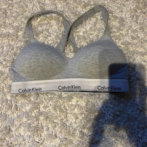 Calvin Klein BH - Calvin Klein BH i fint skick. Ny pris 270kr. Storlek L men passar mig som har 75D. Passar förmodligen lite mindre och större byst.