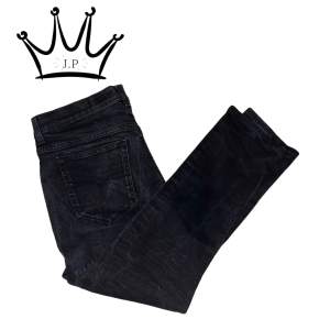 Säljer ett par tiger of Sweden slim jeans, modell evolve i bra skick. 9/10. Lite korta för modellen på bilden som är 189, så skulle rekommendera dessa för någon runt 170-175. Storlek W34/L30. Kontakta oss för fler funderingar eller frågor!