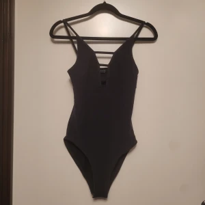 Svart ribbad body  - Svart ribbad body från topshop i storlek 34. Väl använd, men i bra skick 