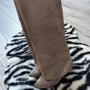 Skit snygga boots - Säljer dessa as najs boots som är så eftertraktade. De är handgjorda och okänt märke🩷 storlek 38 med klack 🎀perfekta nu till sommaren 