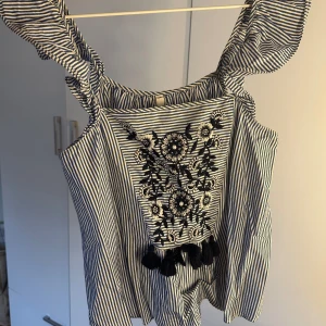 Zara topp - Söt topp ifrån zara!! Använd många gånger men är ändå i fint skick!!