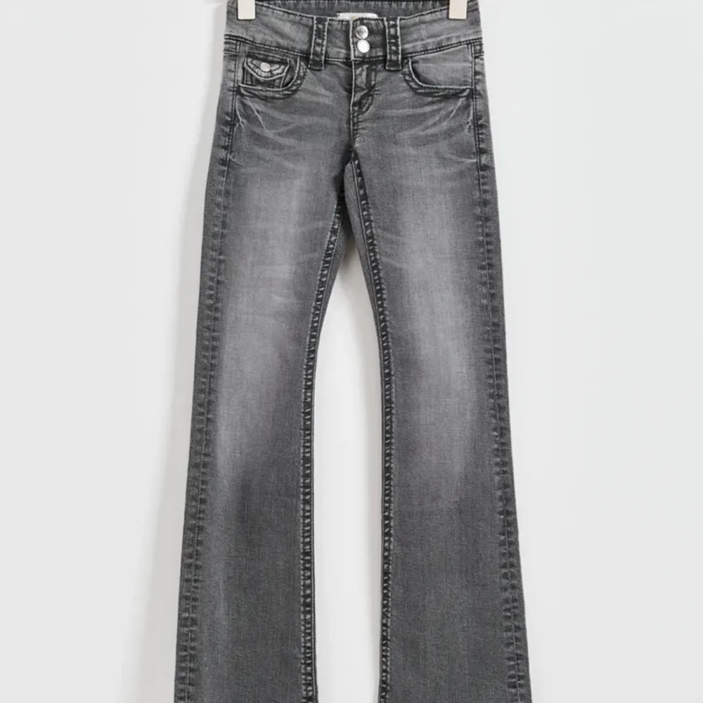 Supersnygga lågmidjade jeans som är gråa och ser mycket mer ljusare ut i verkligheten än första bilden 💕sparsamt använda . Jeans & Byxor.