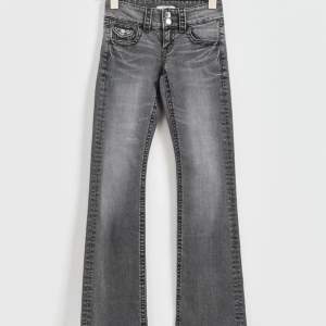 Supersnygga lågmidjade jeans som är gråa och ser mycket mer ljusare ut i verkligheten än första bilden 💕sparsamt använda 