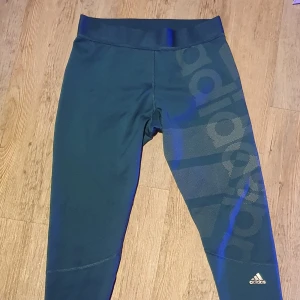 Adidas "tech fit" turkosblåa träningstights - Har bara används två gånger då de är för stora för mig. Nästan nyskick :)