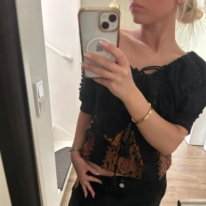 Blus - Supersöt och vibe blus, perfekt till tjejmiddag🥂🫶🏽