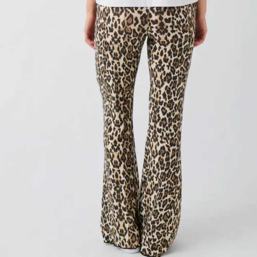 Gina Tricot tights i Leopard mönster!! Storlek S men är väääldigt stretchiga så passar även en M!❤️❤️ endast använda 1 gång! Jag är 172 cm lång!. Jeans & Byxor.