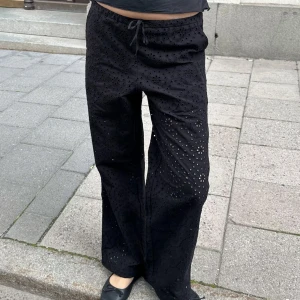 DJERF AVENUE Broderie Anglaise Pants Black - Funderar på att sälja mina älskade broderade byxor ifrån Djerf Avenue då de tyvärr inte kommer till någon användning. Byxorna är helt slutsålda på hemsidan och vet ej om de kommer att komma tillbaka. Kom med bud privat.😊