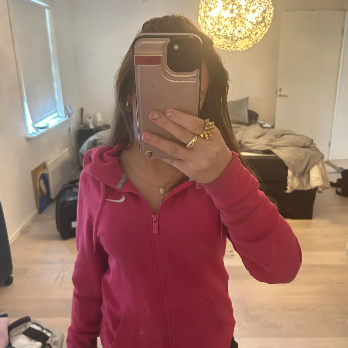 En rosa Nike kofta i storlek xs haft nåra gånger på, väldigt bra tyg och sitter bra, priset går att diskutera.