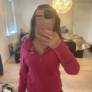 En rosa Nike kofta i storlek xs haft nåra gånger på, väldigt bra tyg och sitter bra, priset går att diskutera. - Xs , sitter jättebra, skönt matrial köptes för 700. i storlek xs har bara använts några gånger, väldigt bra tyg och sitter bra, priset går att diskutera.