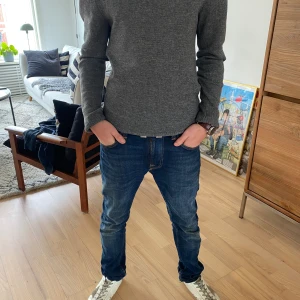 100% cashmere Zadig & Voltaire tröja - Tjena! Säljer nu denna feta Zadig tröjan i 100% Cashmere med några små hål i som är en del av tröjans design. Skicket är 9/10 och nypriset är ungefär 5000kr. Skriv vid fler funderingar eller frågor!