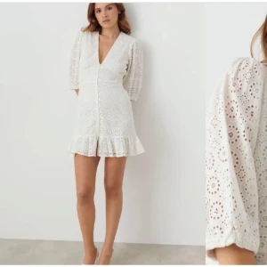 vit klänning från gina tricot😍 - Säljer denna superfina klänning som passar perfekt till studenten!🩷Den är köpt på gina tricot, helt oanvänd och prislapp sitter kvar. Hittade en annan klänning och därav säljer jag denna🥰