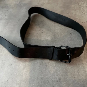 Skärp  - En enkel svart skärp som en lite längre en 1meter! Passar till allt!!