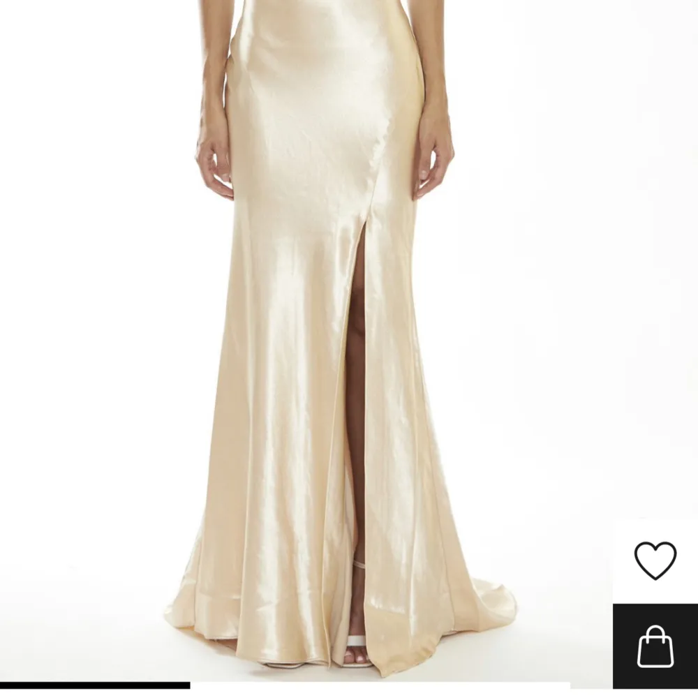 Säljer denna fina champagnefärgade klänning från märket True Decadence och är köpt på zalando. Helt ny och lappen sitter kvar. Tänkte ha på min bal men hittade en annan💕. Mekot.