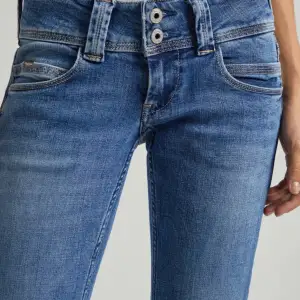 Straight leg pepe Jeans i mid blue. Nästan helt oanvända