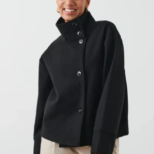 Svart kappa - Ursnygg kappa från Gina!! Köpt för 600kr mitt pris 450kr