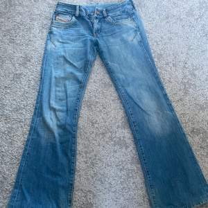 säljer dessa as snygga jeans från diesel då de tyvärr inte passade❣️midjemåttet är 39 och innerbenslängden är 75. bilderna är från förra ägaren❣️