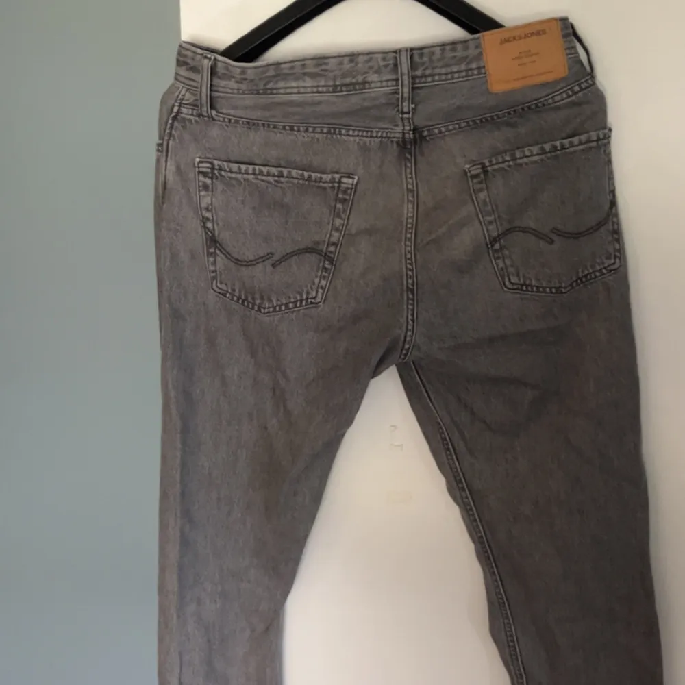 Bra klassika jeans. Gråa färgen som passar till de mesta. Jeansen är i bra skick, 8/10. Original pris: 599. Hör av dig vid frågor!. Jeans & Byxor.