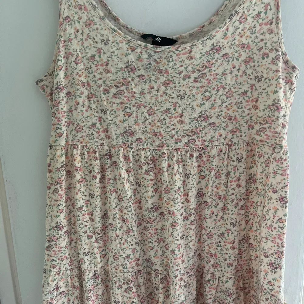 Säljer denna super söta blommiga klänning, inte använd så mycket ungefär totalt 1 sommar💕💕. Klänningar.