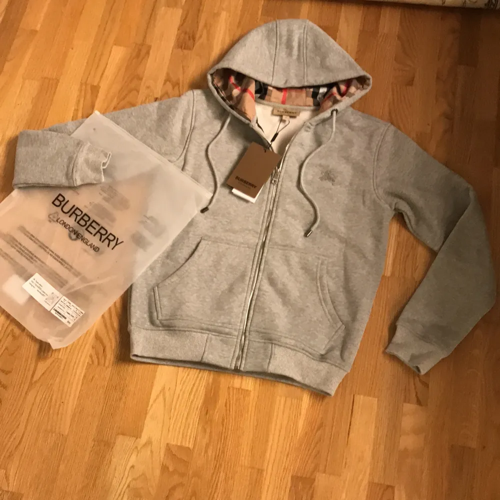 säljer denna burberry kofta då den är för stor, aldrig använd endast testad skick 10/10 inga skador jätteskön och bra kvalite inte äkta priset kan diskuteras vid snabb affär. Hoodies.