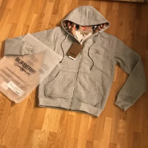 burberry kofta - säljer denna burberry kofta då den är för stor, aldrig använd endast testad skick 10/10 inga skador jätteskön och bra kvalite inte äkta priset kan diskuteras vid snabb affär