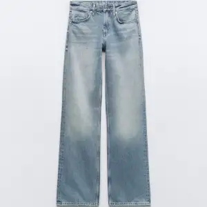 Lågmidjade straight/ lite baggy jeans från zara i storlek 36, de är i nyskick och endast använda en gång och testade på! Skriv för fler bilder och frågor❤️🫶🏽