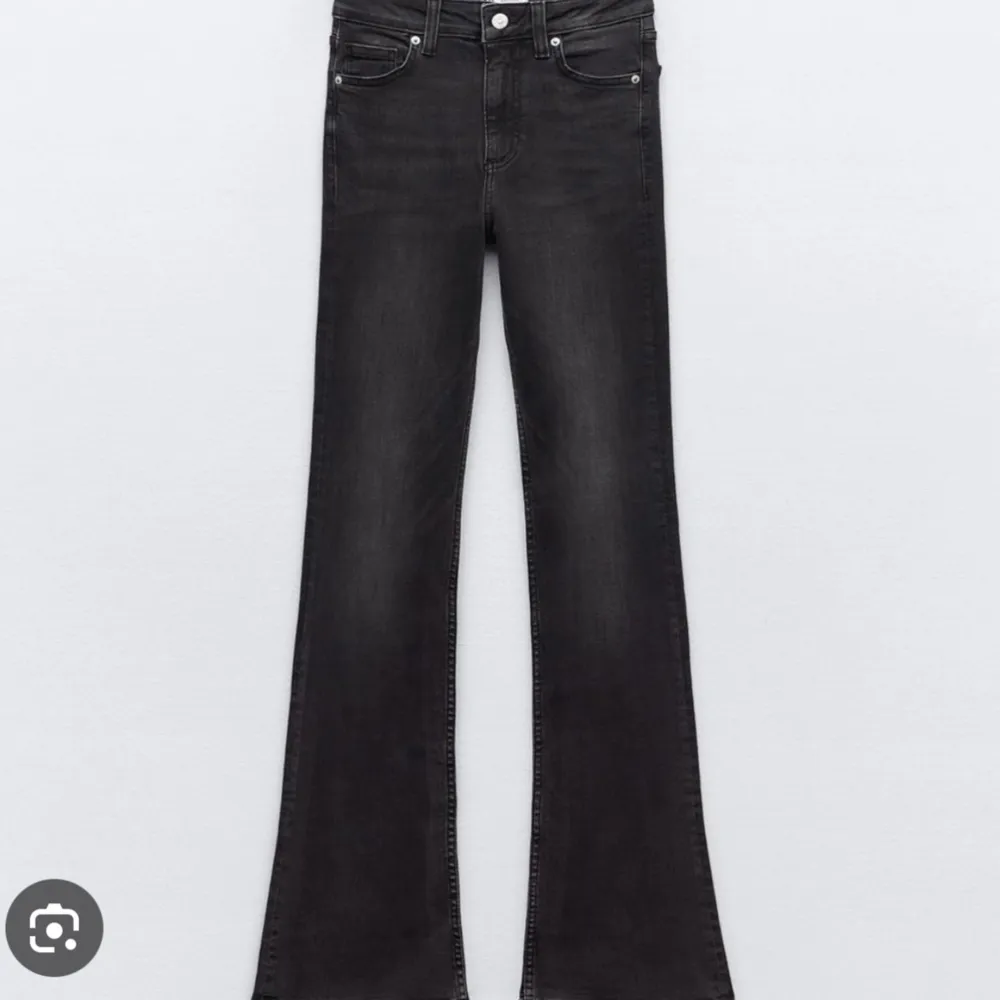 Säljer dessa lågmidjade jeansen från zara då de inte används längre. Knappt använda så är i fint skick 💘. Jeans & Byxor.
