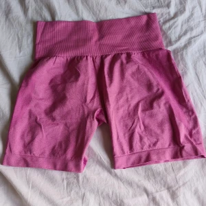 Rosa shorts  - Egentligen storlek L men mer som M! Rosa shorts från xshapes. Knappt använda