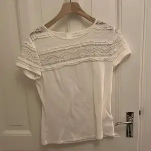 Super gullig t shirt med spets🥰 använd få gånger💕