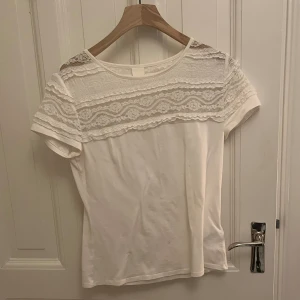 T shirt med spets  - Super gullig t shirt med spets🥰 använd få gånger💕