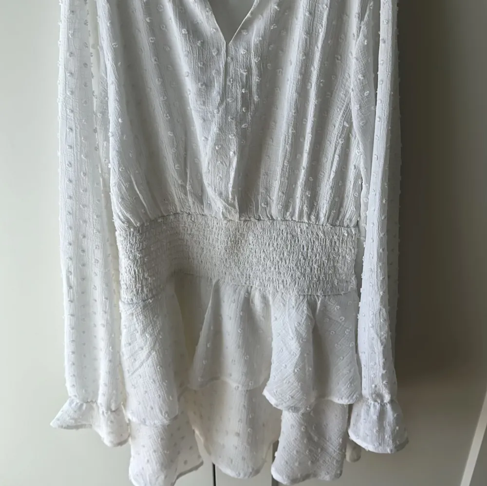 Jag säljer den här vita klänningen från Gina tricot i strl 146/152 har använt en gång är i bra skick kontakta mig innan köp❤️ köparen står för frakten . Klänningar.