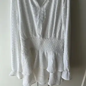 Jag säljer den här vita klänningen från Gina tricot i strl 146/152 har använt en gång är i bra skick kontakta mig innan köp❤️ köparen står för frakten 