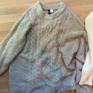 HM grå kabelstickad tröja - Som ny! Använt varsamt ett par gånger 