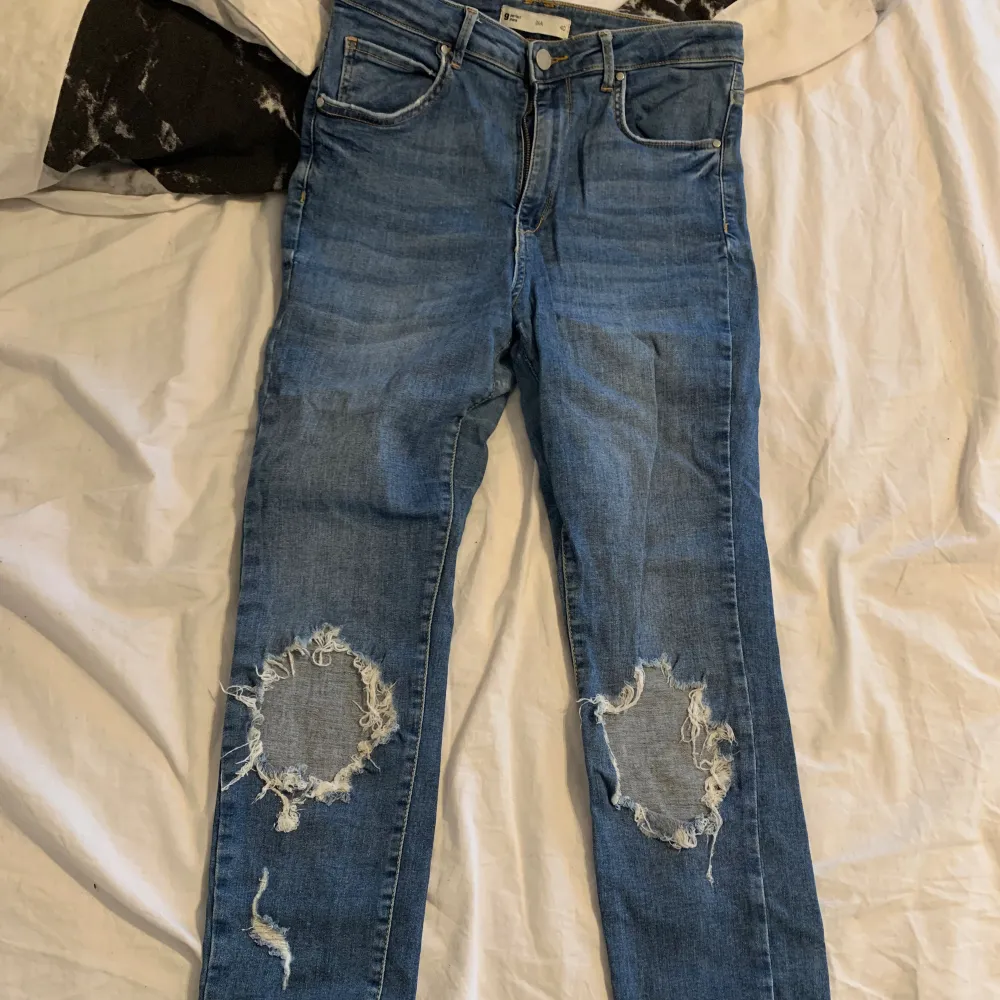 Snygga blåa jeans med hål på knäna! Köpta på Gina tricot i storlek 40.. Jeans & Byxor.