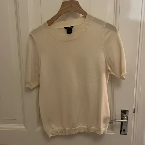 Stickad t shirt  - Tunn stickad t shirt i mycket bra skick!💓 super fin men kommer ej till användning💓