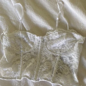 Vit spets topp - Söt vit spets topp, storlek M men passar mindre med. Pris går att diskutera och skriv vid frågor.