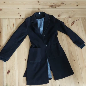 Kappa - Stl.36 från Divided(H&M). Gott skick och inga fläckar. Lite kortare än knälång. 