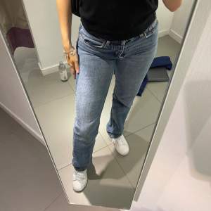 Säljer ett par snygga lågmidjade jeans från zara, då de inte passar mig längre🩶 storlek 36