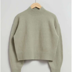 Halvpolo otherstories - Säljer då den inte kommer till andvändning💕 Ganska bra skick då jag har använt tröjan bara några enstaka gånger, kom privat för fler bilder 🥰🥰